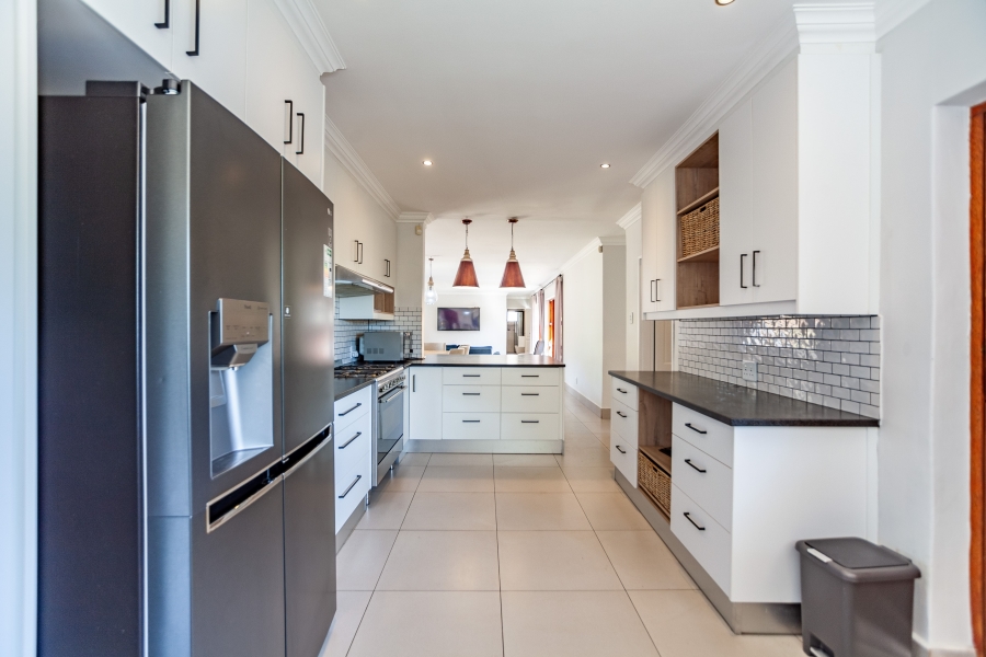 To Let 5 Bedroom Property for Rent in Door De Kraal Western Cape